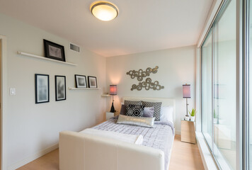 Fototapeta na wymiar Modern bright bedroom interior with designer pillows in a luxury house