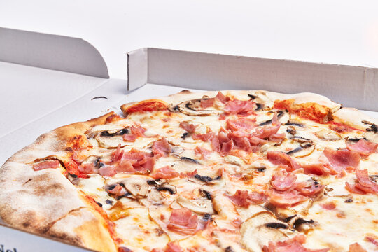  Single prosciutto e funghi italian pizza on delivery box isolated over white background