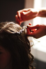 Naklejka premium A bride and her wedding party getting dressed and doing their hair and makeup in preparation for the wedding ceremony. 