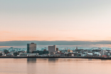 Obraz premium The sun sets over Rekjavik