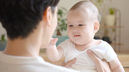 赤ちゃんと遊ぶ男性　イクメン　主夫