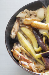 手羽中となすの炒め物