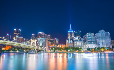 Fototapeta na wymiar pittsburgh,pennsylvania,usa : 8-21-17. pittsburgh skyline at night with reflection in the water.