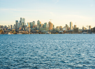 Obraz premium Seattle cityskyline over Lake Union on sunny day,seattle,washington,usa..