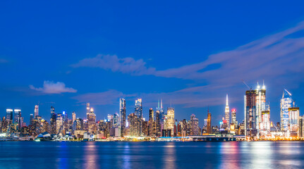 Fototapeta na wymiar new york,usa, 08-25-17: new york city skyline at night with reflection in hudson river.