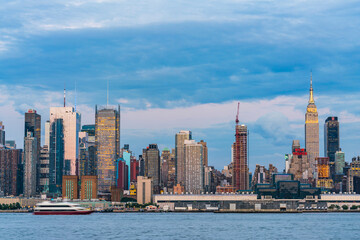 Fototapeta na wymiar new york,usa, 08-25-17: new york city skyline at night with reflection in hudson river.