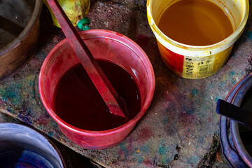 Paint buckets in carpet silk dyeing