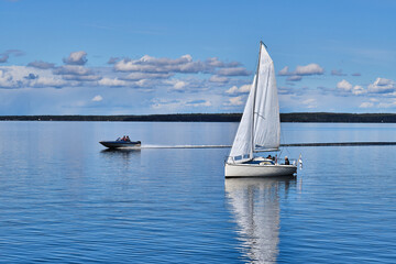 Obraz premium Sailboat on the lake of Näsijärvi in Tampere