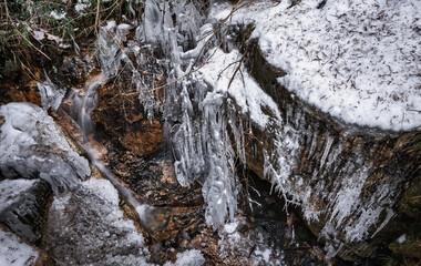 渓流の凍結　つらら