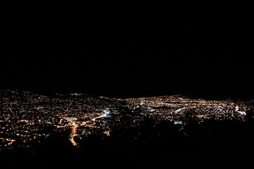Ciudad iluminada en la noche