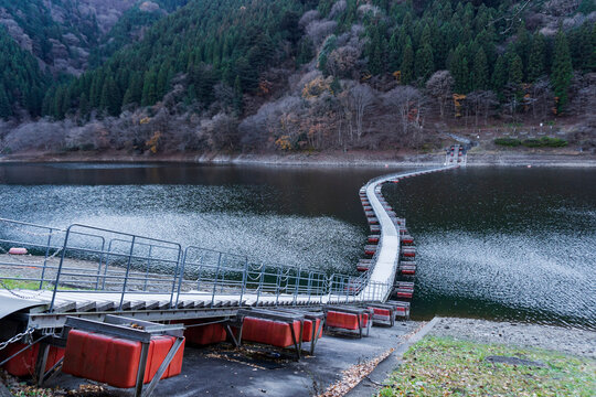 「浮き橋」の画像 - 6,436 件の Stock 写真、ベクターおよびビデオ | Adobe Stock
