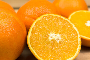 Ganze Orangen und halbe Orangen