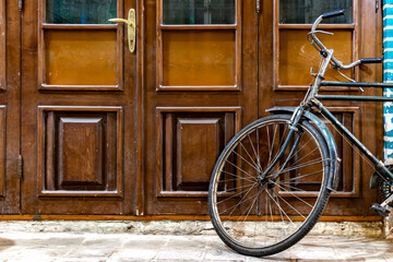 Fototapeta na wymiar An old bicycle next to an old door