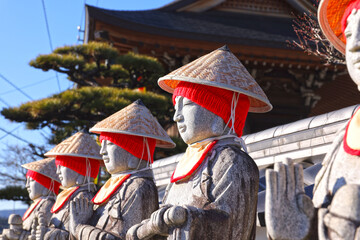 ニット帽のお地蔵さんたち