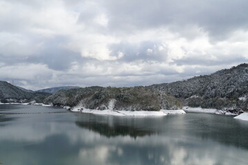 冬のダム湖