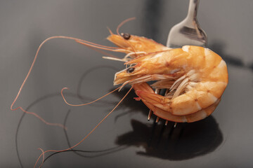 Roasted tails of shrimps with fresh rosemary and lemon.