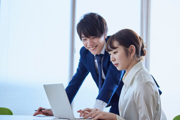 打ち合わせをする日本人ビジネスマン