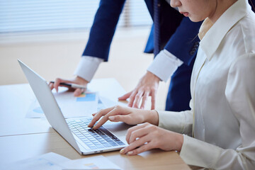 打ち合わせをする日本人ビジネスマン