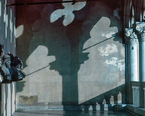 Venezia. Galleria. Effetto d'ombra di colonna della facciata gotica di Palazzo Ducale 