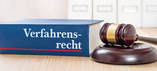 Gesetzbuch mit Richterhammer - Verfahrensrecht