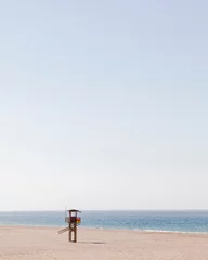 Crédence de cuisine en verre imprimé Plage de Bolonia, Tarifa, Espagne Poste de secours au milieu de la plage seul à Bolonia.