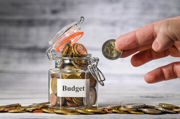 argent banque pauvreté euro taxe epargne salaire pension prix cout budget