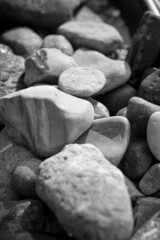 Steine am Strand schwarz weiss