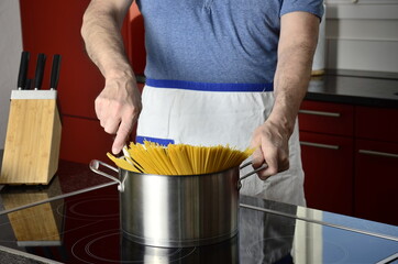 Mann beim Spaghetti kochen