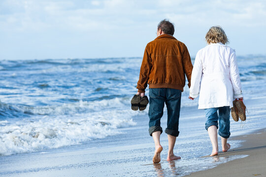 Mann und Frau am Strand