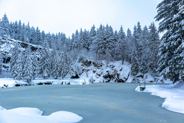 Fototapeta na wymiar Wunderschöne Winterwanderung zum Bergsee am Rennsteig bei Floh-Seligenthal - Deutschland