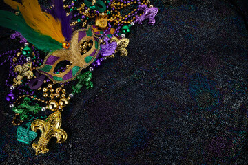 Mardi Gras Mask and colorful Mardi Gras Beads Background - obrazy, fototapety, plakaty