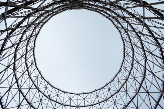 Struttura in ferro di un gasometro vista dal basso