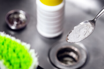 spoon with baking soda or sodium hydroxide powder, do it yourself, cleaning the kitchen sink