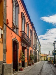 Gasse mit farbigen Häusern in Arucas auf derInsel Gran Canaria
