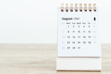 August 2022 desk calendar on wooden background. - obrazy, fototapety, plakaty