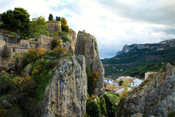 Fototapeta na wymiar Guadalest village surrounded by vegetation and the Castle
