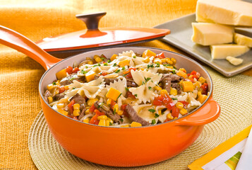 Macarrão com carne e legumes