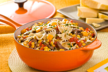 Macarrão com carne e legumes