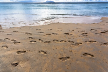 Fototapeta na wymiar Traces de pas sur plage de Beauvallon, Mahé, Seychelles 