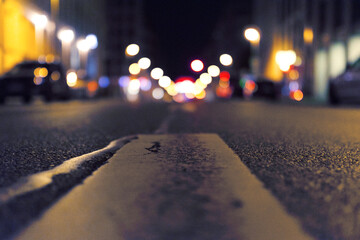 Strasse mit Lichtern bei Nacht