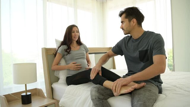 Husband giving a pregnant wife a massage So that the wife can relax and have a good mood, which will result in a good mood for the child in the womb.