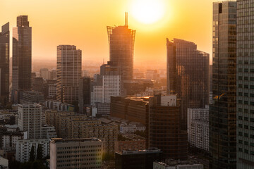 Nowoczesne wieżowce w Warszawie podczas zachodu słońca, Polska
