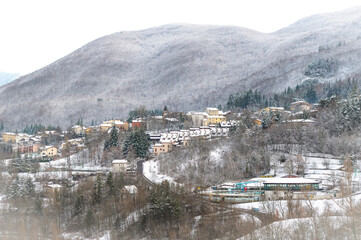 Fototapeta na wymiar Paesaggio con la neve in gennaio in Appennino