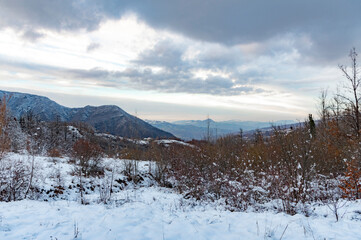 Paesaggio con la neve in gennaio in Appennino