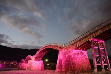 Photo sur Plexiglas Le pont Kintai Pont Kintaikyo illuminé en rouge