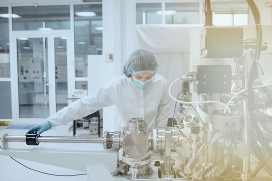 Scientist on science experiment in laboratory.