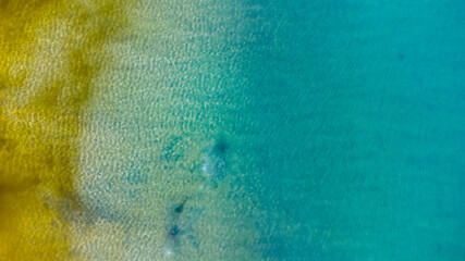 Praia com águas cristalinas vista com drone