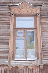 Obraz na płótnie Canvas Old wooden houses in Ryazan. Beautiful platbands.