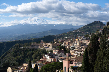 Fototapeta na wymiar Vue sur l'Etna depuis le théâtre de Taormina, Sicile