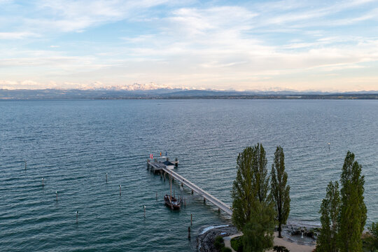 Wundersch&ouml;ne Drohnenaufnahmen der Bodenseelandschaft mit Blick von Immenstaad am Bodensee in die Schweiz
